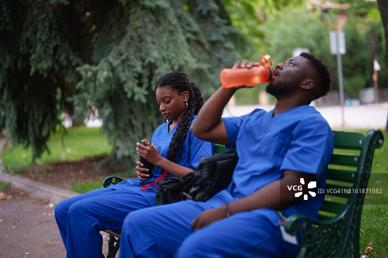 医学生在工作后坐在公园长椅上图片素材