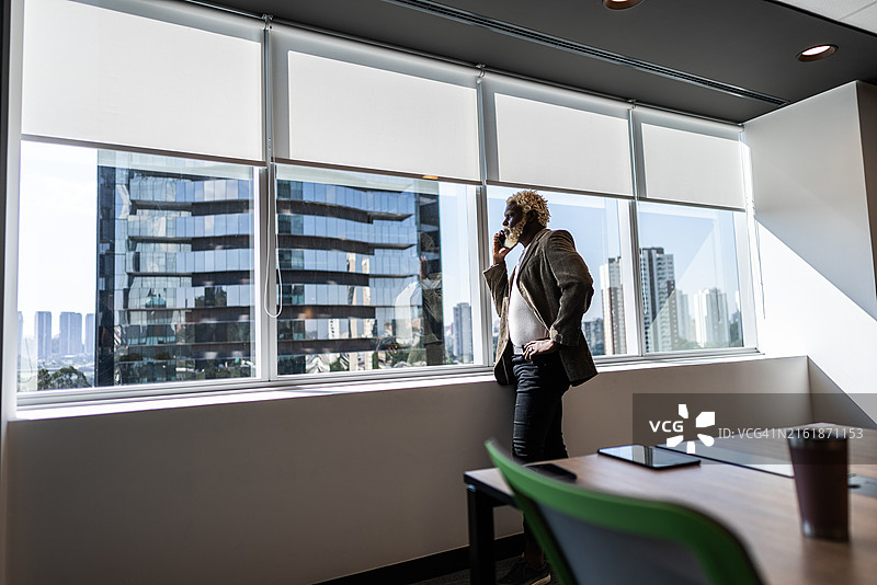 商人在办公室用手机通话图片素材