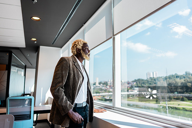 商人正在办公室沉思图片素材