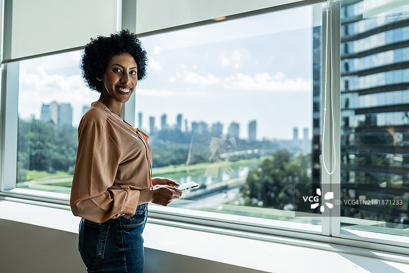 办公室里的女商人肖像图片素材