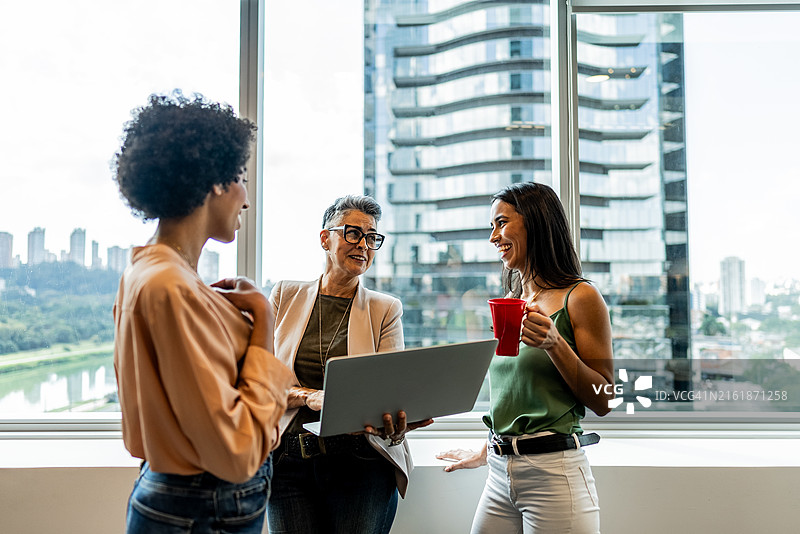 女商人在办公室会议中交谈图片素材