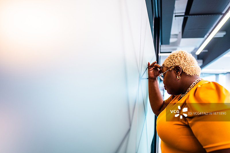 办公室里头痛的女商人图片素材