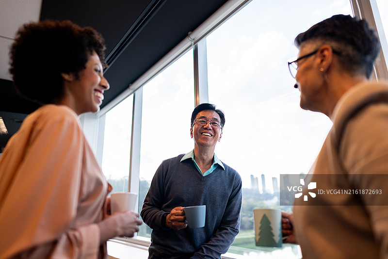 在办公室交谈的同事图片素材