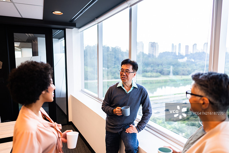 在办公室交谈的同事图片素材