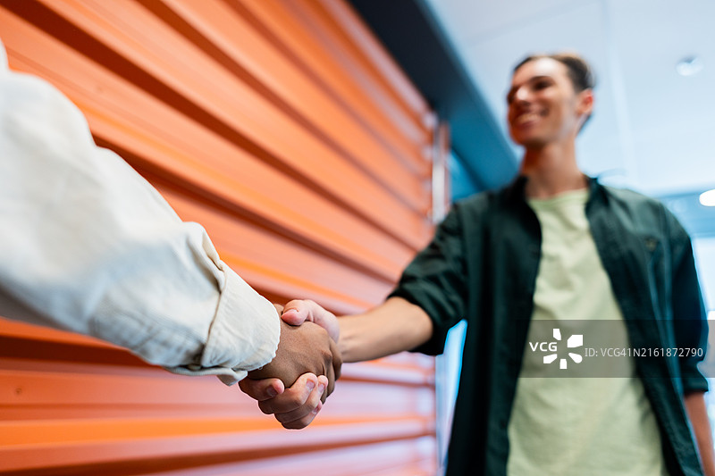 办公室里商务人士握手特写图片素材