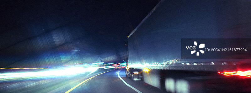 夜晚高速公路上的半挂卡车图片素材