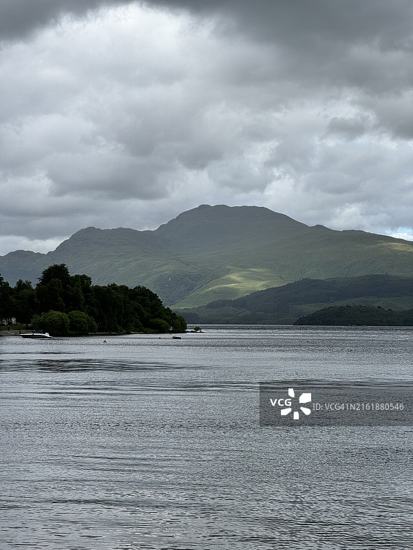 英国苏格兰高地罗蒙湖后的山脉图片素材