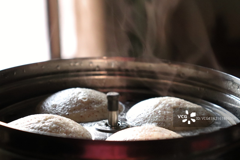 早餐：滚烫的自制手指小米饭图片素材