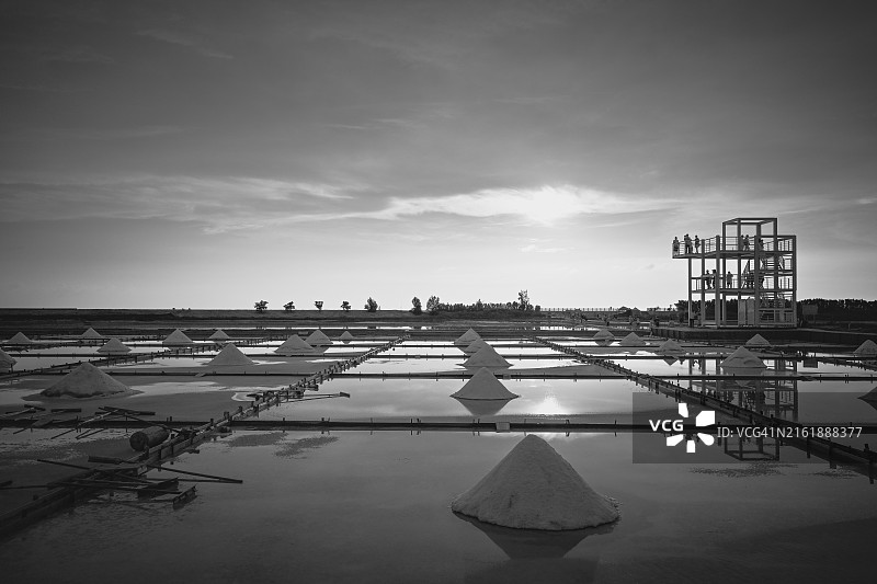 沃潘盐田上空的暴风云（黑白）图片素材