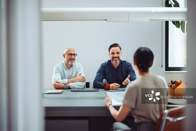 两名男人在现代办公室进行面试图片素材