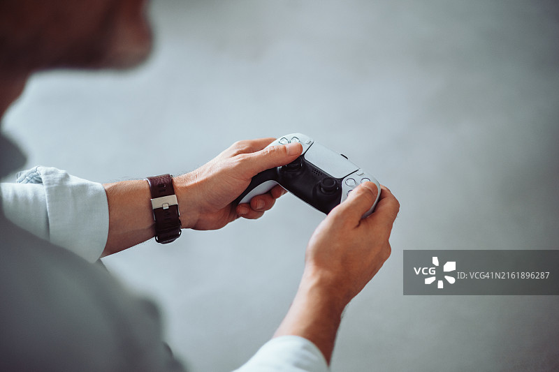 用游戏手柄玩电子游戏的人图片素材