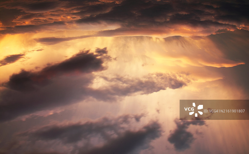 日落时分，云彩映衬下的壮丽天空图片素材