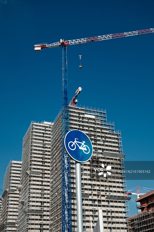 塔吊下在建的宏伟建筑图片素材