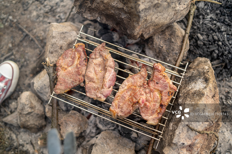 在荒野中篝火烹饪的女人图片素材