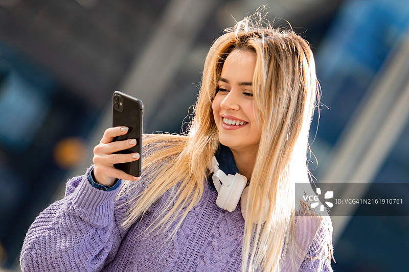 金发旅行者：移动互联图片素材