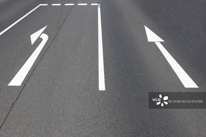 道路上的大型白色箭头图片素材