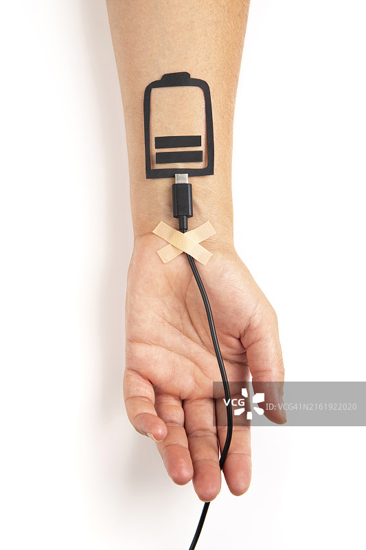 插入手中的USB充电线图片素材