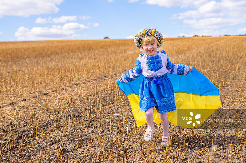 穿着传统服饰挥舞乌克兰国旗的女人图片素材