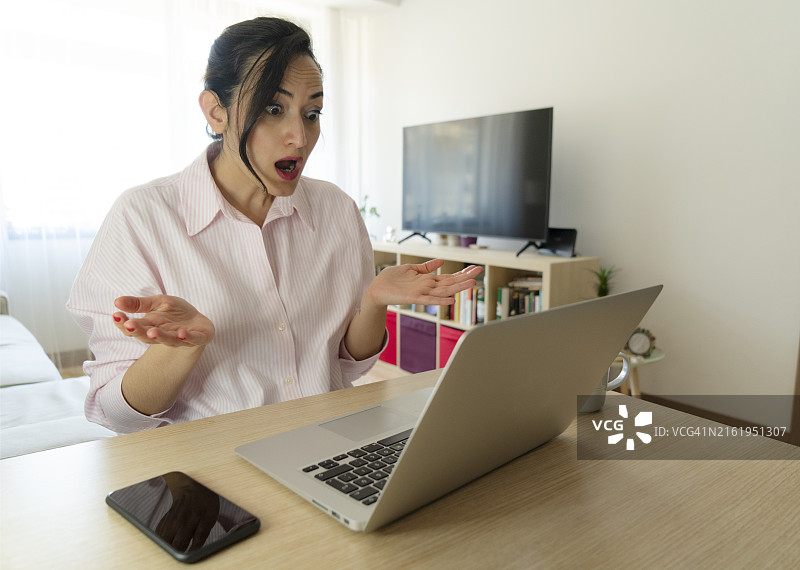 女人在家使用笔记本电脑进行视频通话图片素材