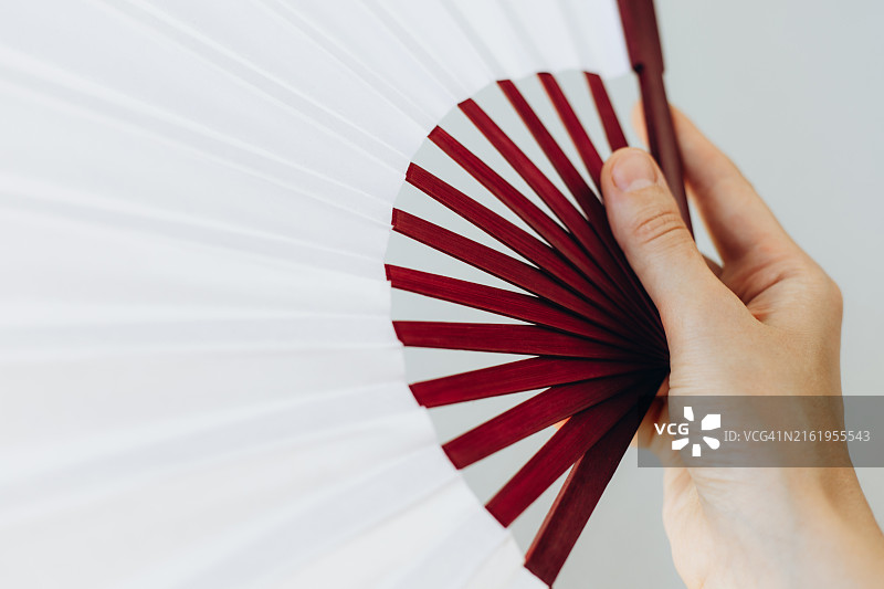 手持扇子图片素材