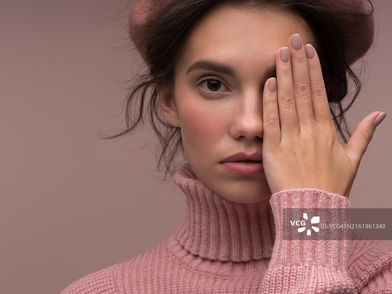 身穿毛衣和贝雷帽的性感女孩图片素材