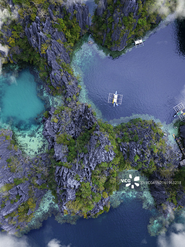 菲律宾科隆岛双子泻湖船只鸟瞰图图片素材