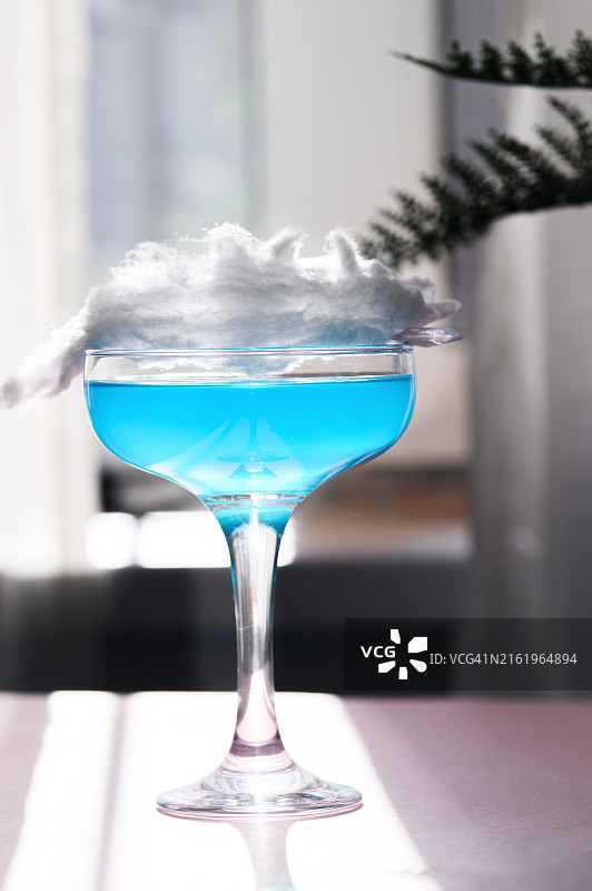 夏日清爽蓝色棉花糖鸡尾酒图片素材