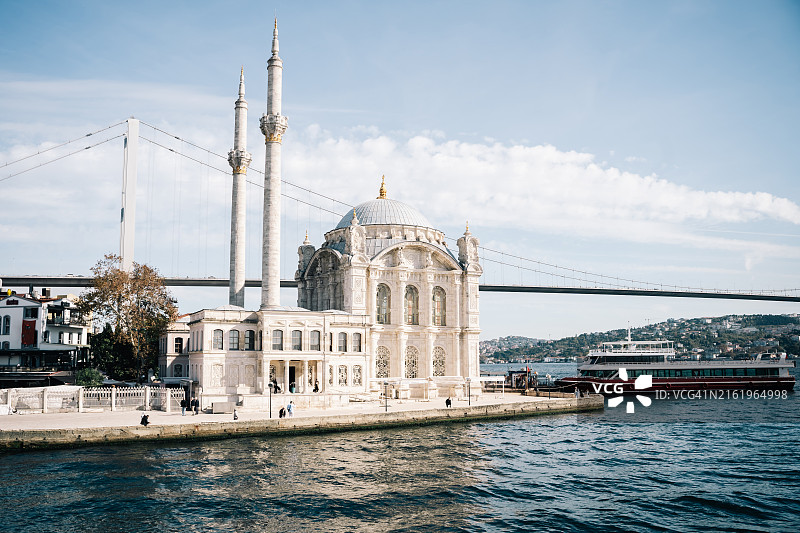伊斯坦布尔博斯普鲁斯海峡的奥塔科伊清真寺图片素材