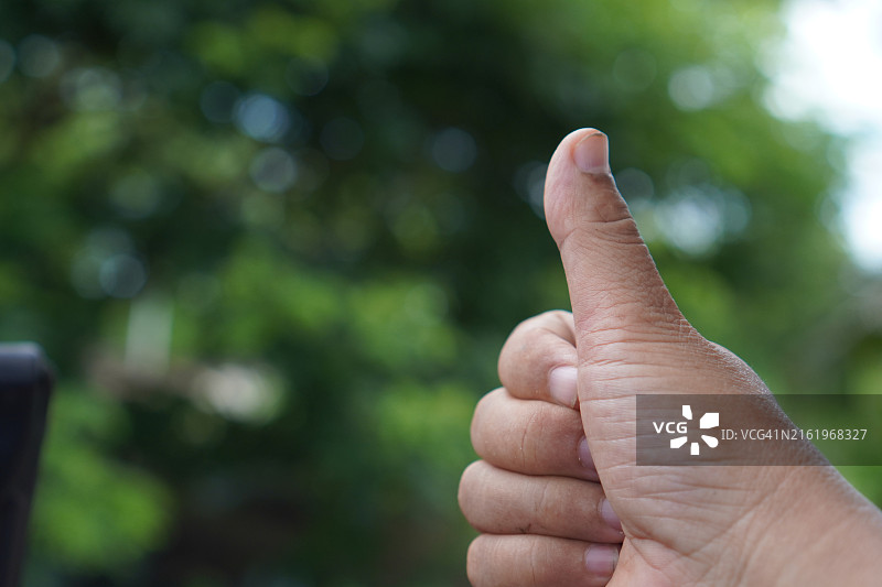 亚洲女性左手特写：点赞手势图片素材