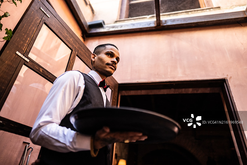 餐厅服务员端着托盘图片素材