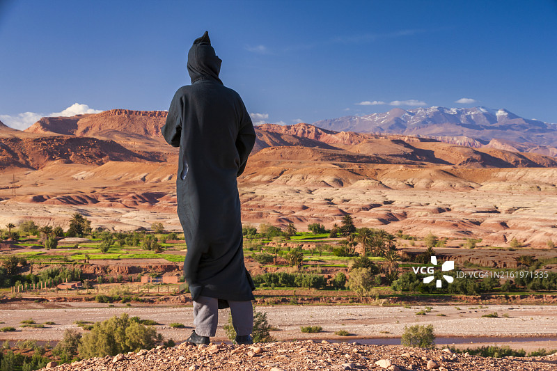 摩洛哥男人眺望高阿特拉斯山脉图片素材