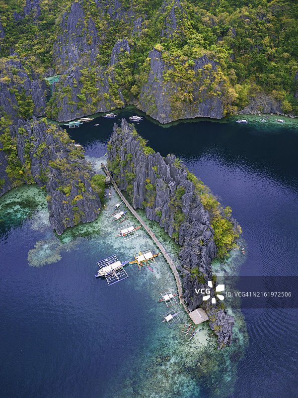 中国南海苏禄海：科隆岛泻湖的木制码头和船只航拍图片素材