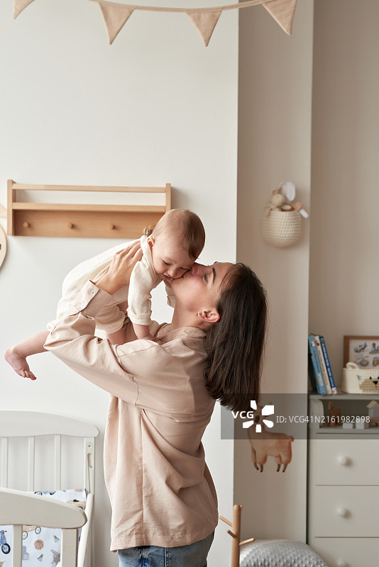 儿童房：新生儿卧室，斯堪的纳维亚风格，婴儿服装与配饰，男婴，母亲节，儿童节图片素材