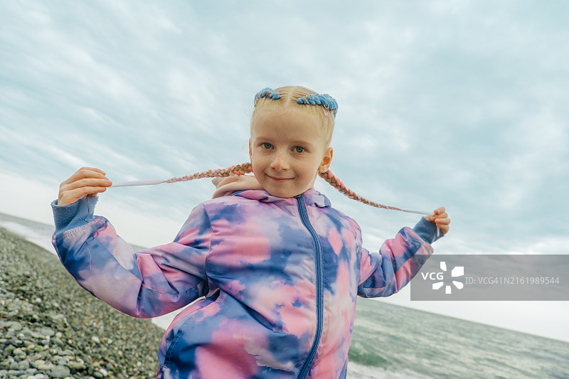 海边的六岁可爱女孩图片素材