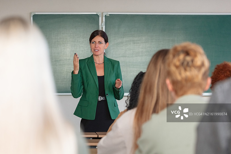女老师和学生交谈图片素材