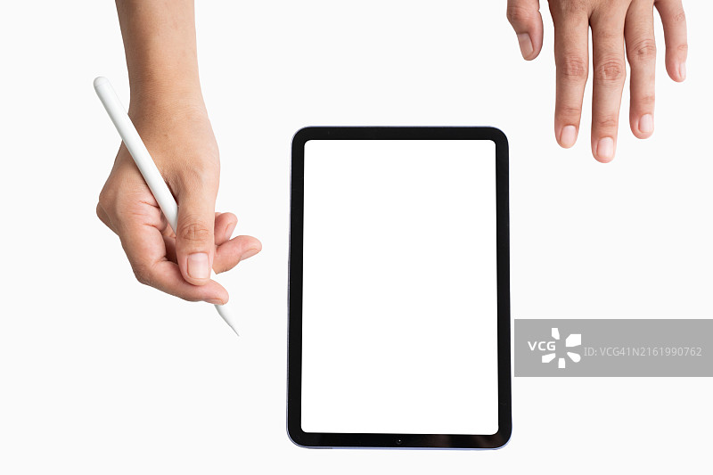 一个人手持笔在白色表面使用平板电脑图片素材