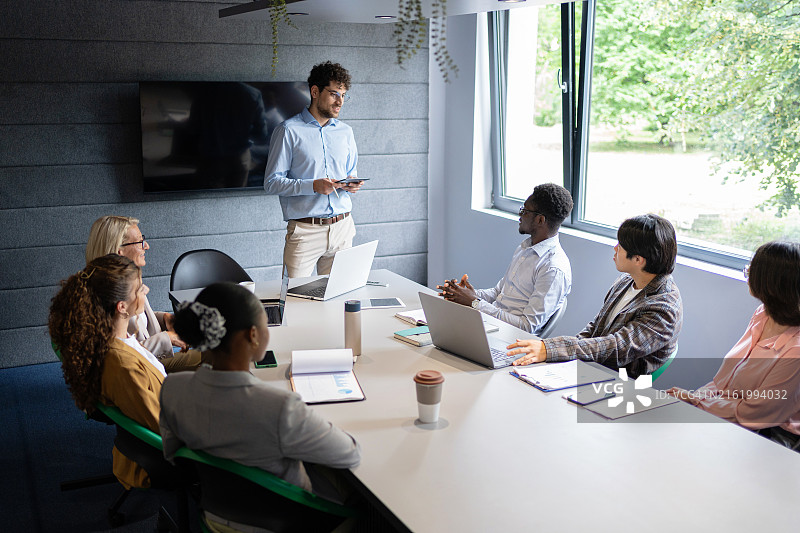年轻领导带领团队图片素材