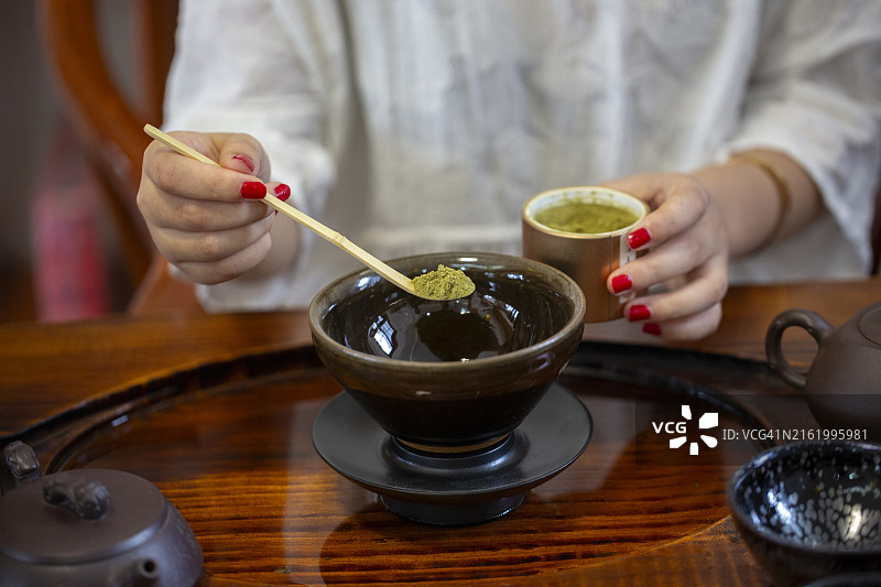 女子正在泡中国茶图片素材