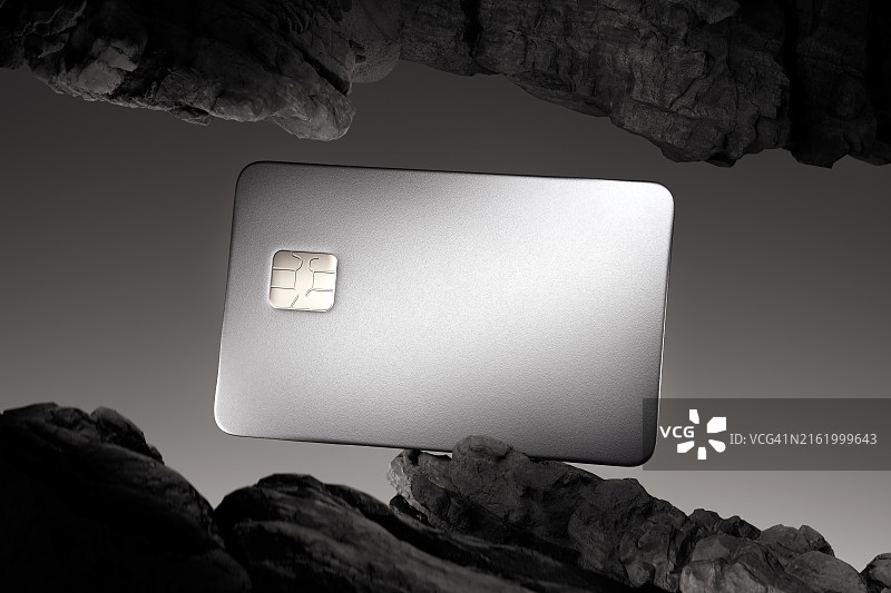 金属信用卡和黑色岩石地貌：创新安全银行解决方案概念图片素材