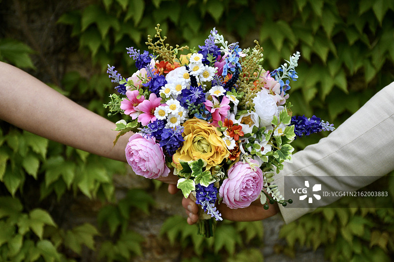 新郎新娘手捧彩色捧花图片素材