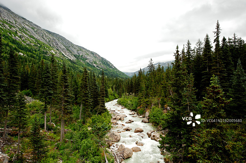 火车和栈桥图片素材
