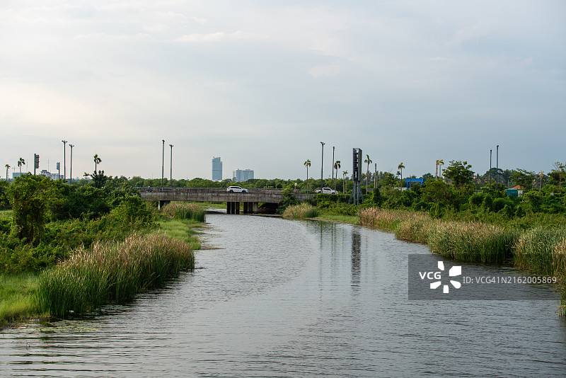 横跨河流，背景是城市的桥梁图片素材