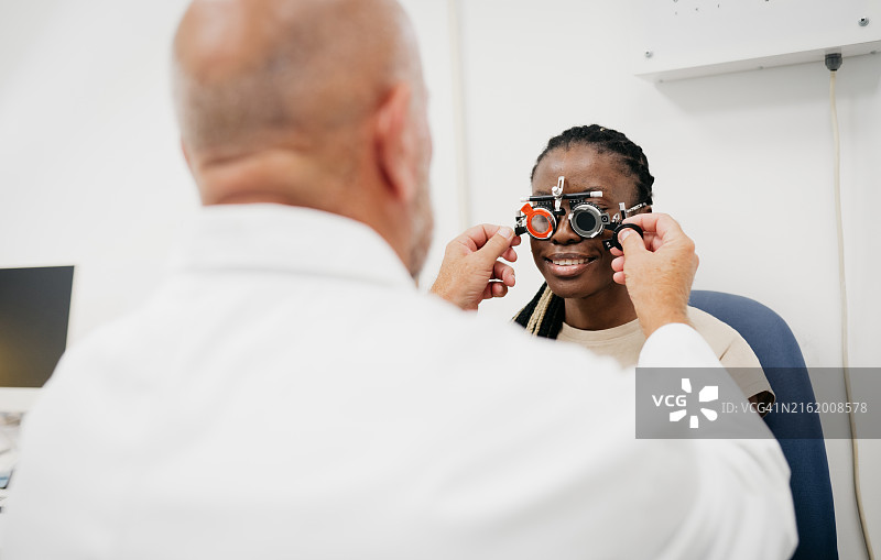 年轻女性病人眼科检查图片素材