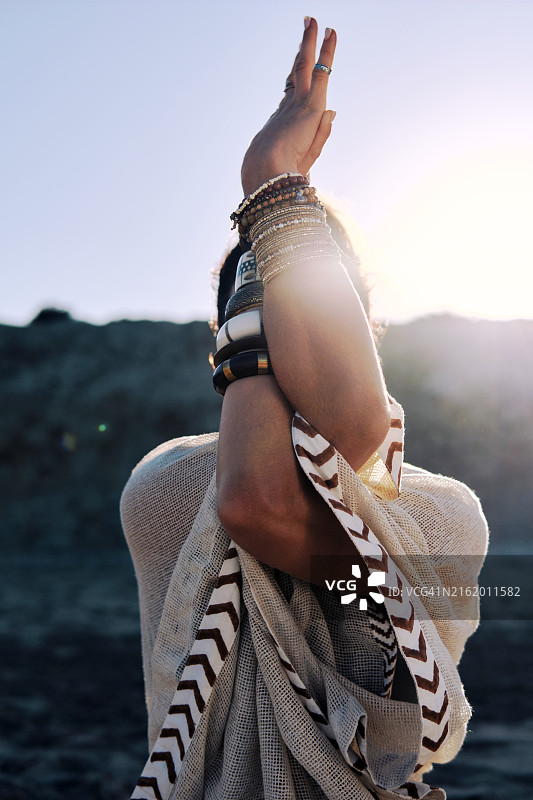 年轻女子在户外练习牛面式瑜伽图片素材