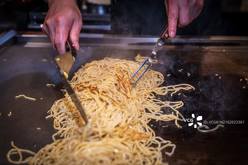 日式铁板烧厨师制作美味捞面图片素材