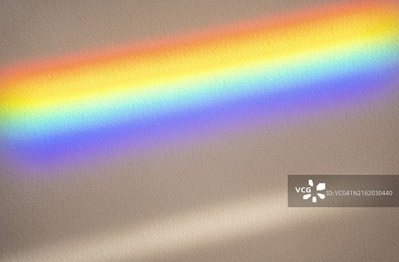 灰色背景上的彩虹光折射斑点图片素材