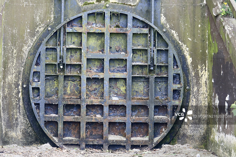 有毒泄漏的污水溢流闸门 - 用于防止污水泛滥的自动闸门 - 排水管污染环境图片素材