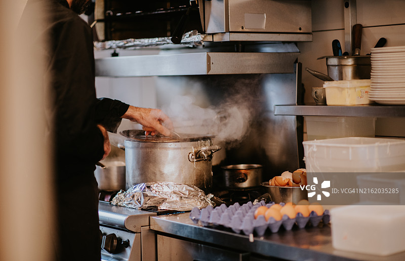 商业厨房中的大号鸡蛋盒图片素材