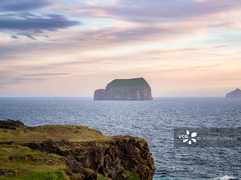 从海马爱岛的岩石海岸看南冰岛叙雷岛日落图片素材