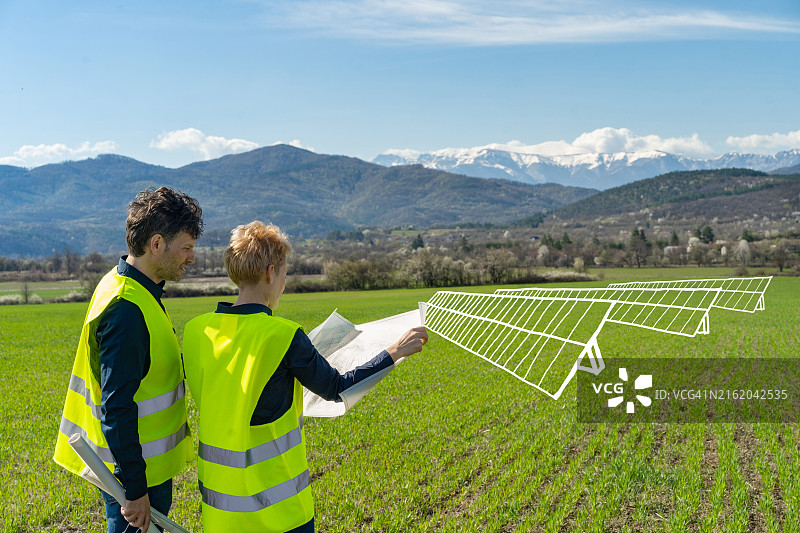 工程师展望未来的太阳能光伏农场图片素材